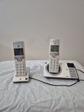 AT&T CL82357 DECT 6.0 Cordless Main Base and extra Unit & Phone - Home Answering